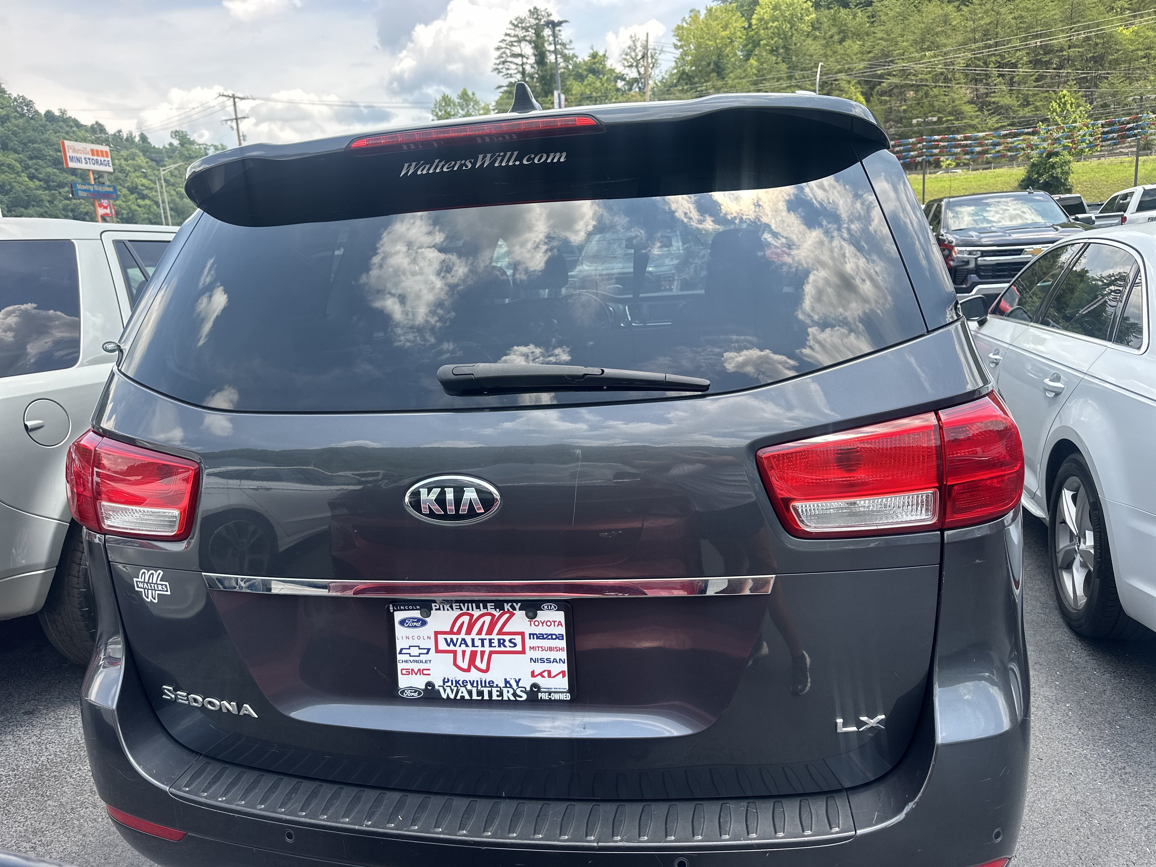 Used 2017 Kia Sedona LX w/ LX Essentials Premium Package FWD image 5