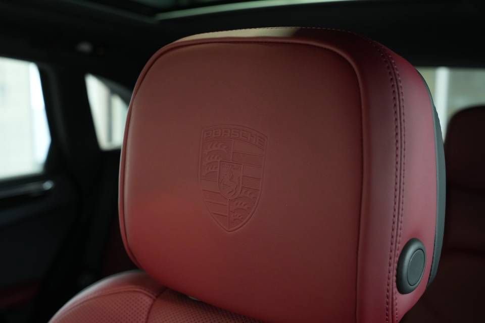 Certified 2025 Porsche Macan AWD/4WD image 34