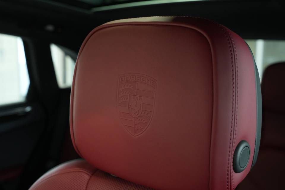 Certified 2025 Porsche Macan AWD/4WD image 34
