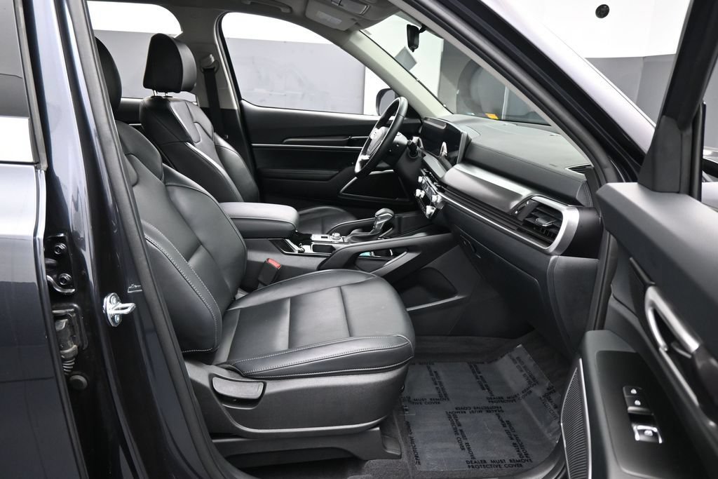 Used 2025 Kia Telluride LX FWD image 41