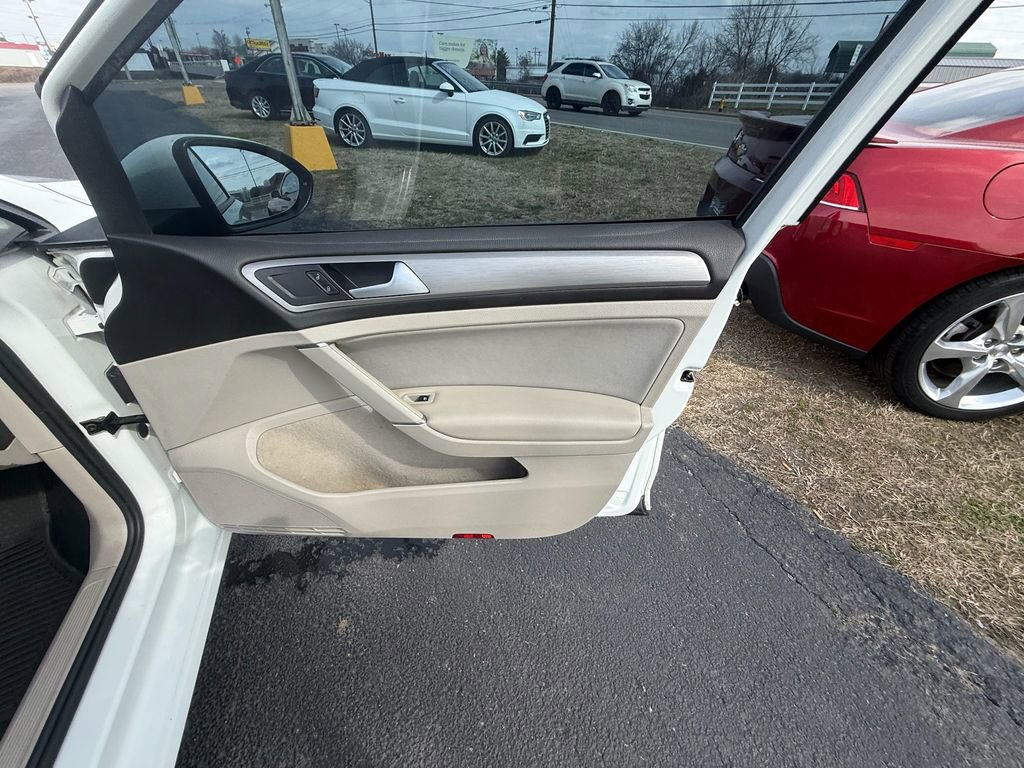 Used 2016 Volkswagen Golf S image 22