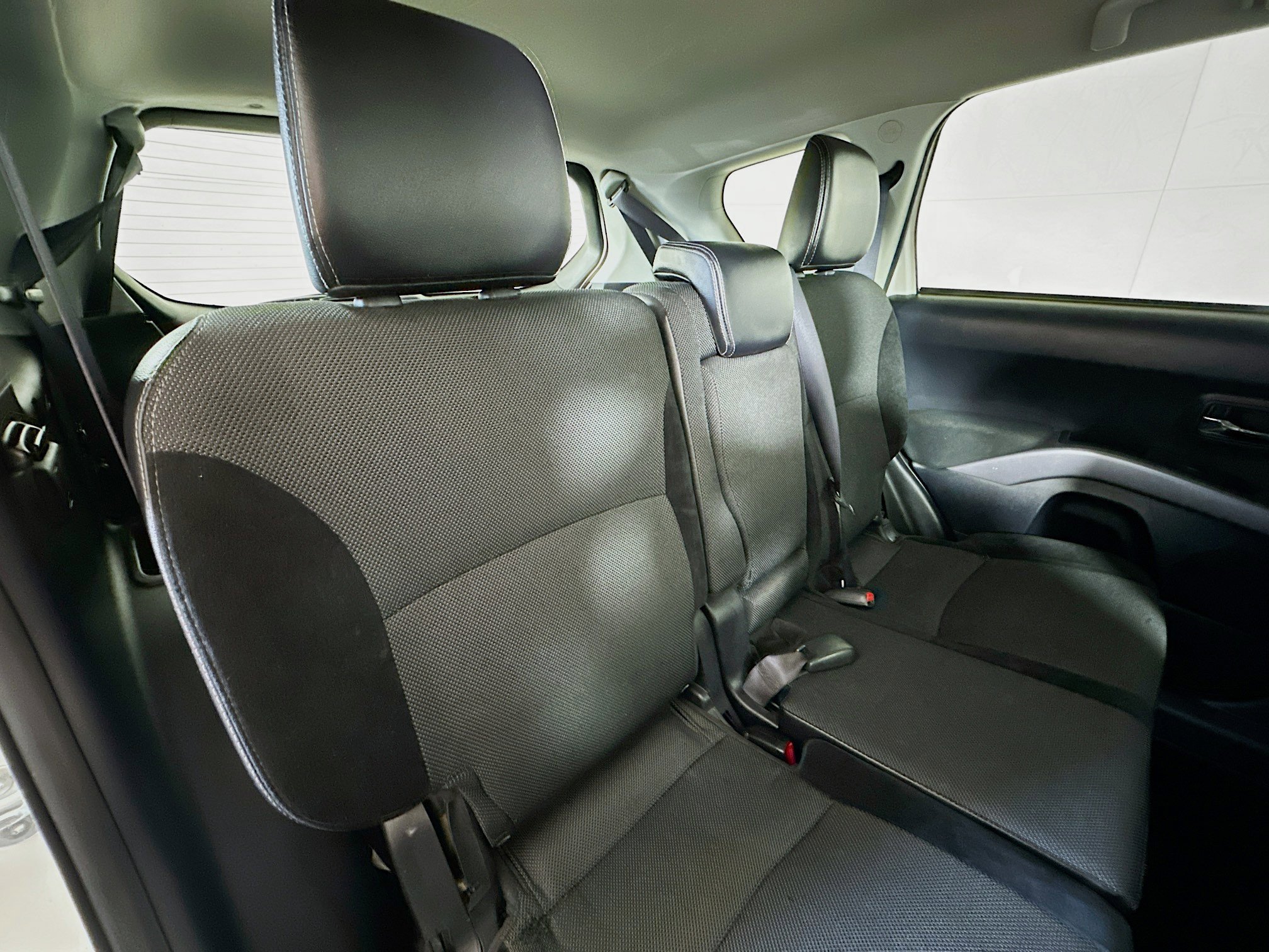 Used 2011 Mitsubishi Outlander SE image 24