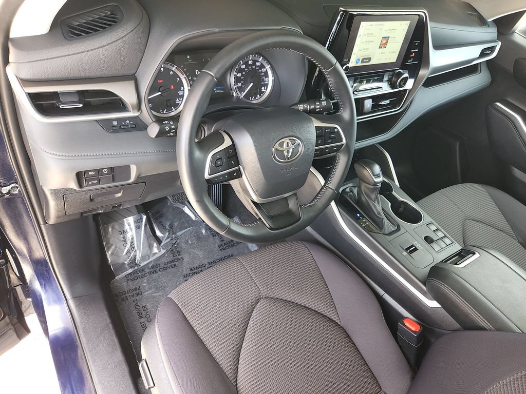 Used 2025 Toyota Highlander LE FWD image 12