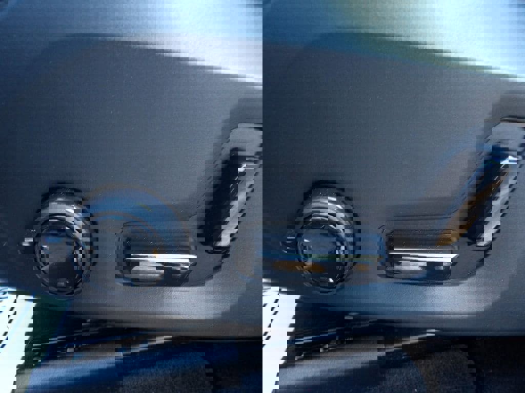 Certified 2023 Volvo XC60 B5 Ultimate w/ Climate Package image 17