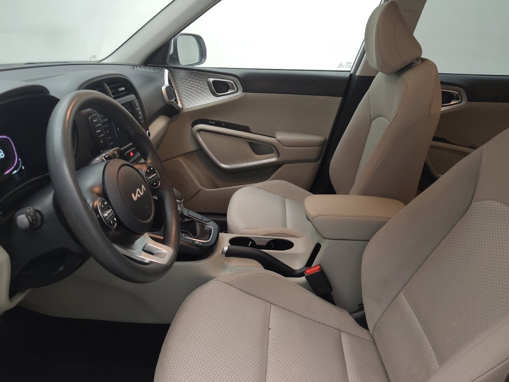 Used 2025 Kia Soul LX w/ LX Technology Package FWD image 17