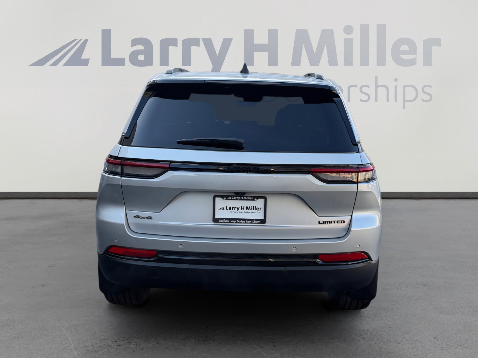 New 2025 Jeep Grand Cherokee Limited w/ Black Appearance Package image 4