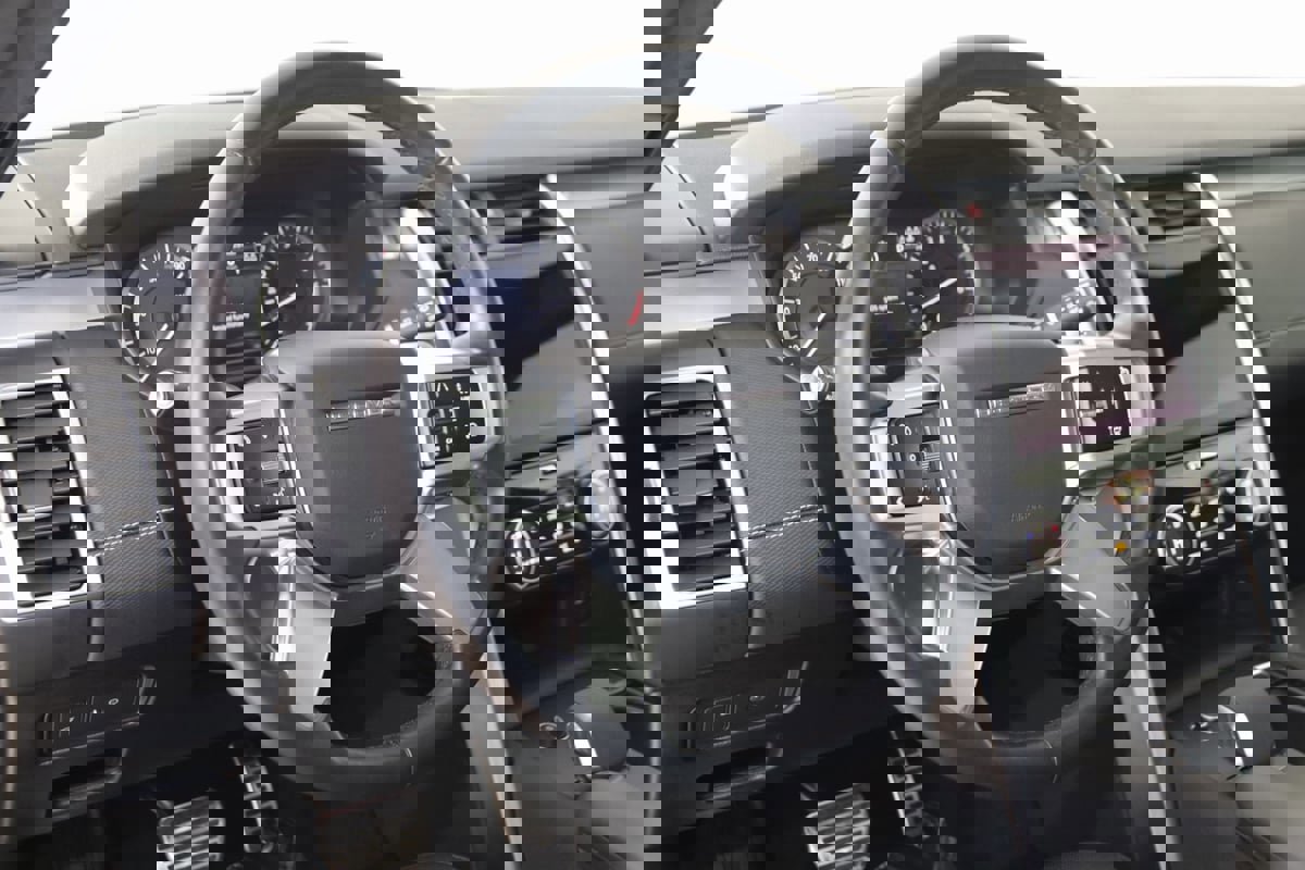 Used 2023 Land Rover Discovery S R-Dynamic image 6