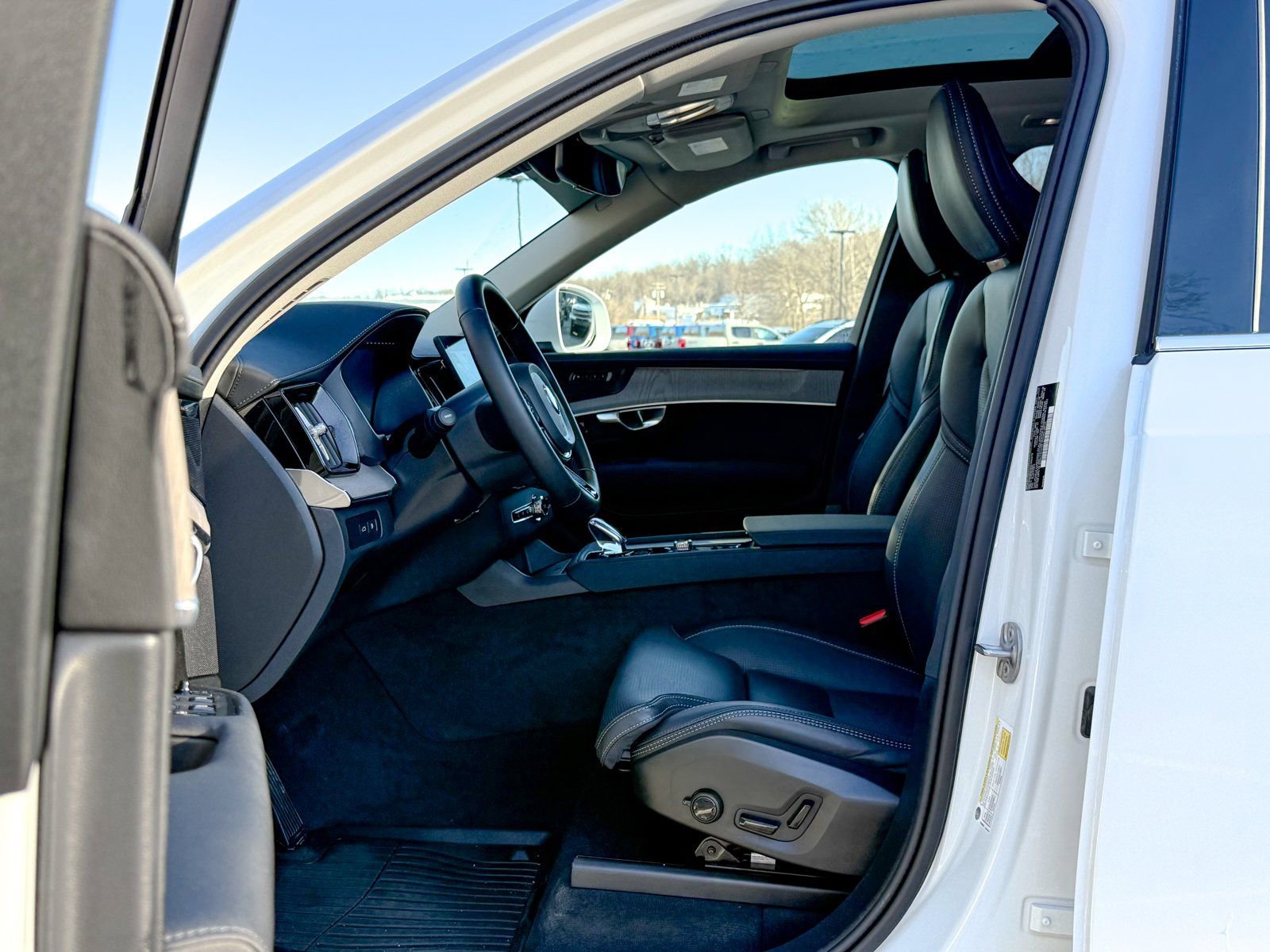 Used 2025 Volvo XC90 T8 Ultra w/ Protection Package AWD/4WD image 18