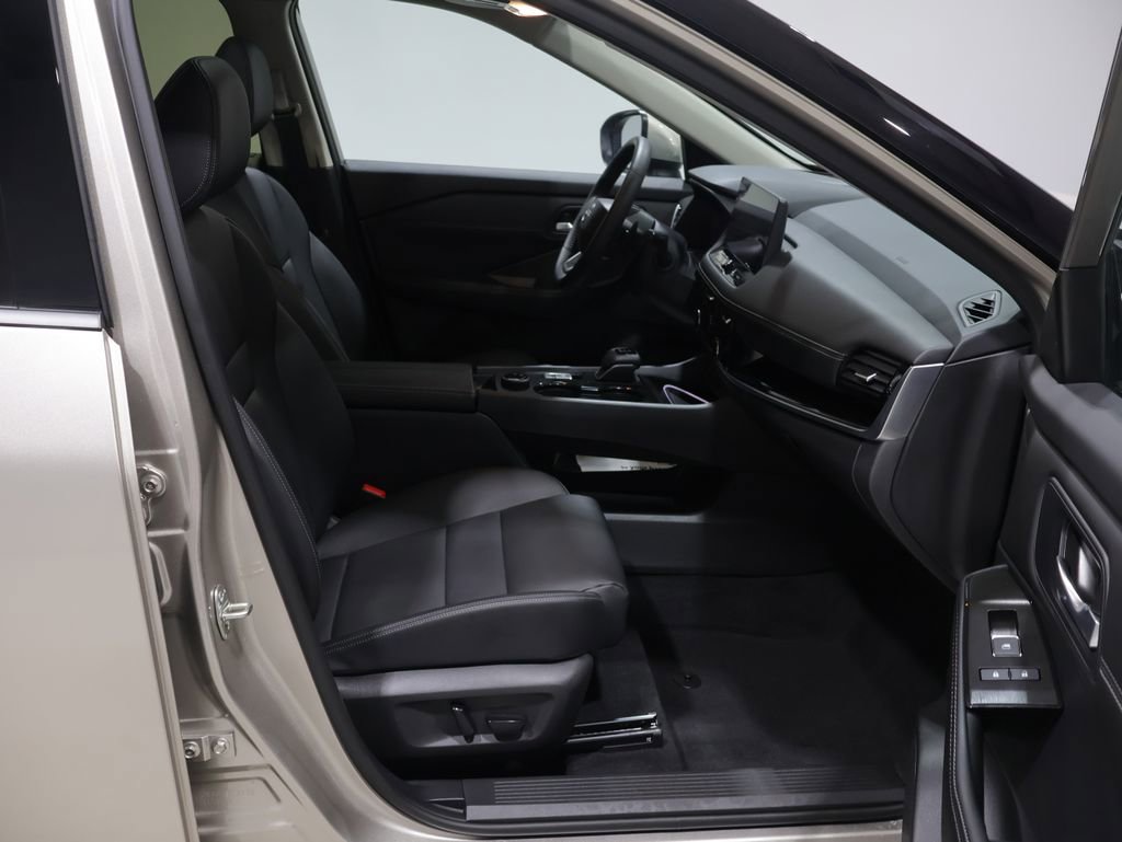 Used 2025 Nissan Rogue SL w/ SL Premium Package image 26