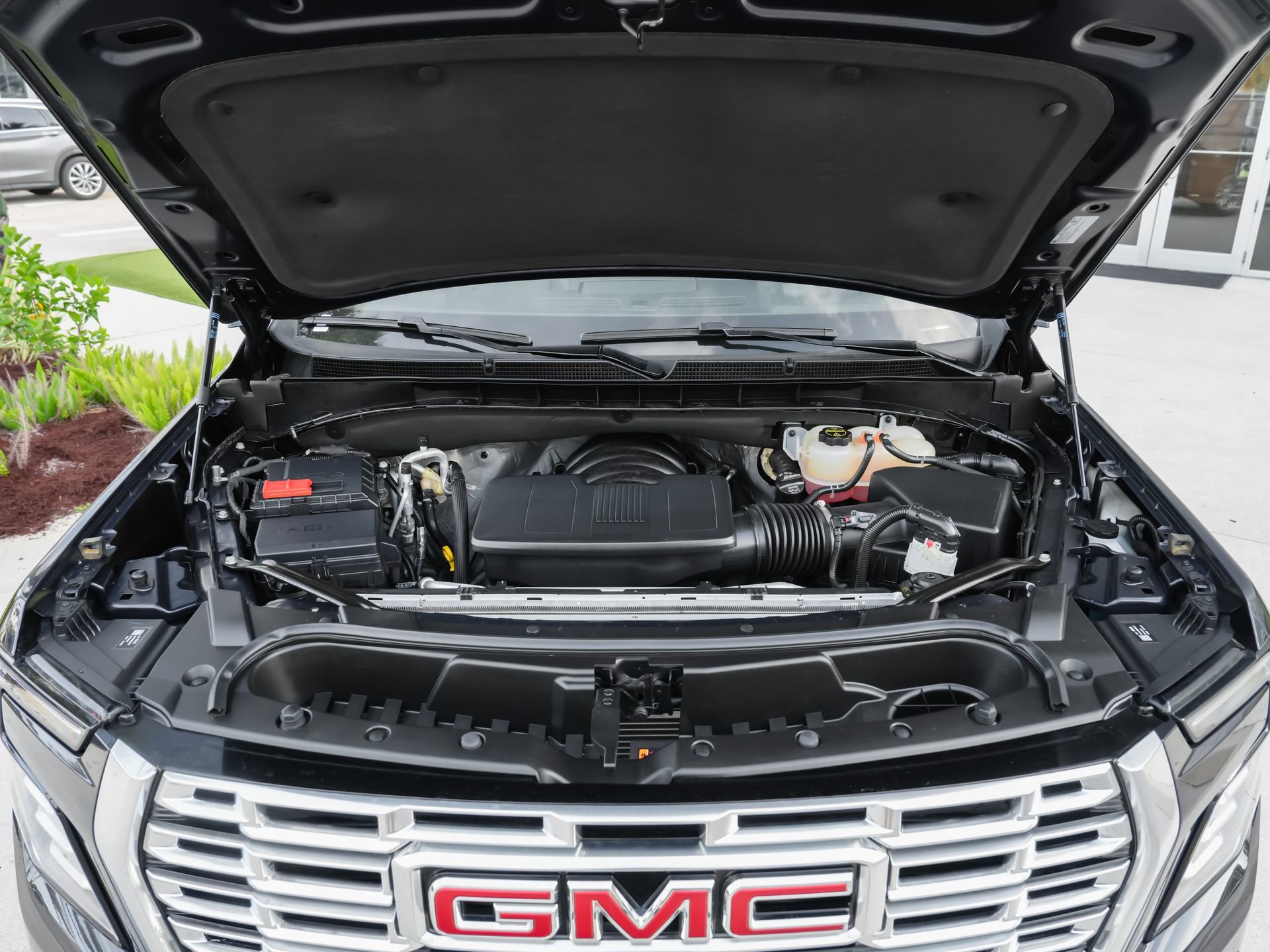 Used 2025 GMC Yukon Denali RWD image 44