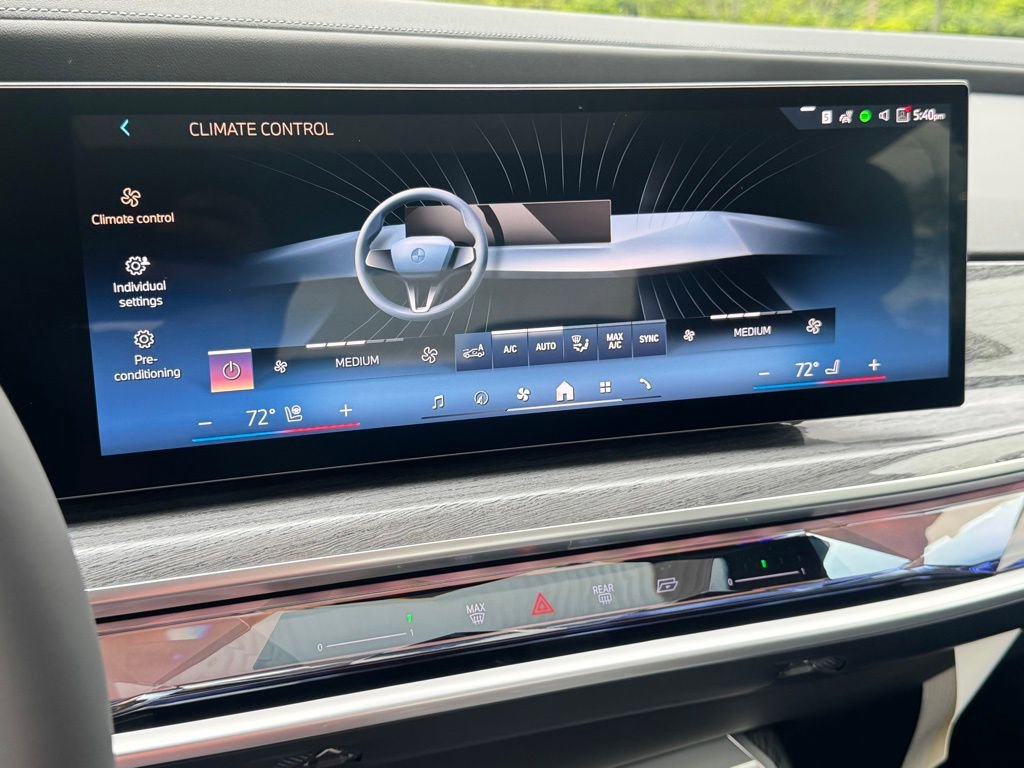 Used 2025 BMW 760i xDrive image 10