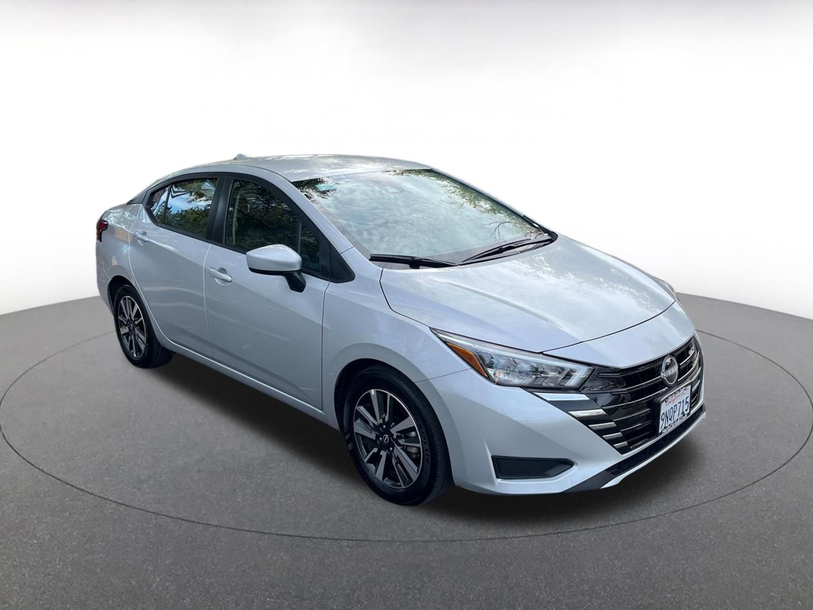 Used 2025 Nissan Versa SV image 1