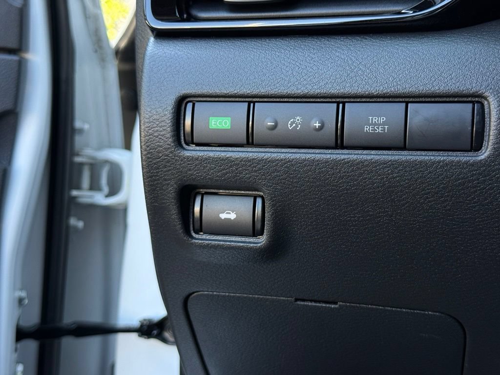 Used 2022 Nissan Sentra SR w/ SR Premium Package FWD image 25