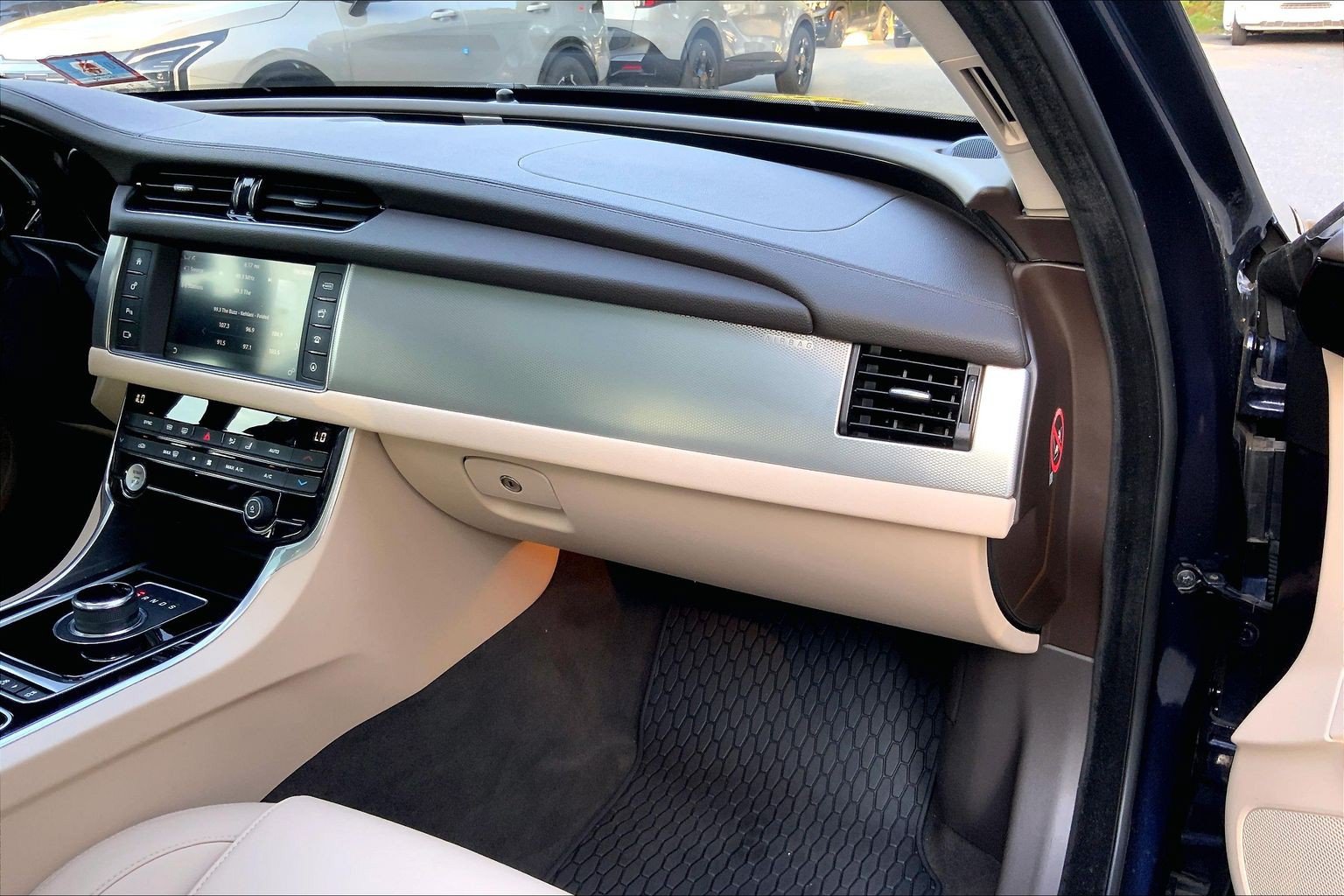 Used 2018 Jaguar XF Premium AWD/4WD image 18