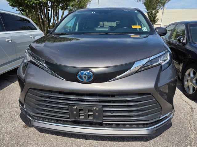 Used 2023 Toyota Sienna XLE FWD image 2