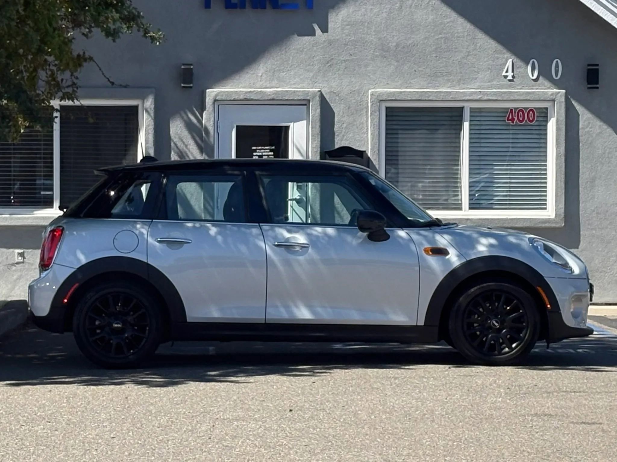 Used 2015 MINI Cooper 4-Door Hardtop image 4