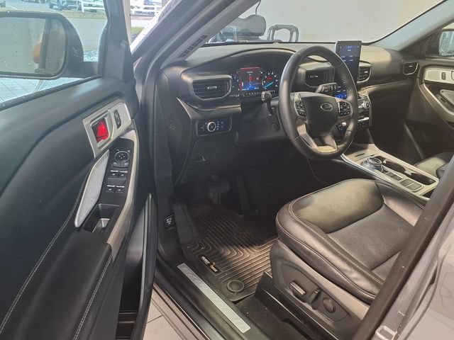 Used 2023 Ford Explorer Limited w/ Limited Technology Package RWD image 6