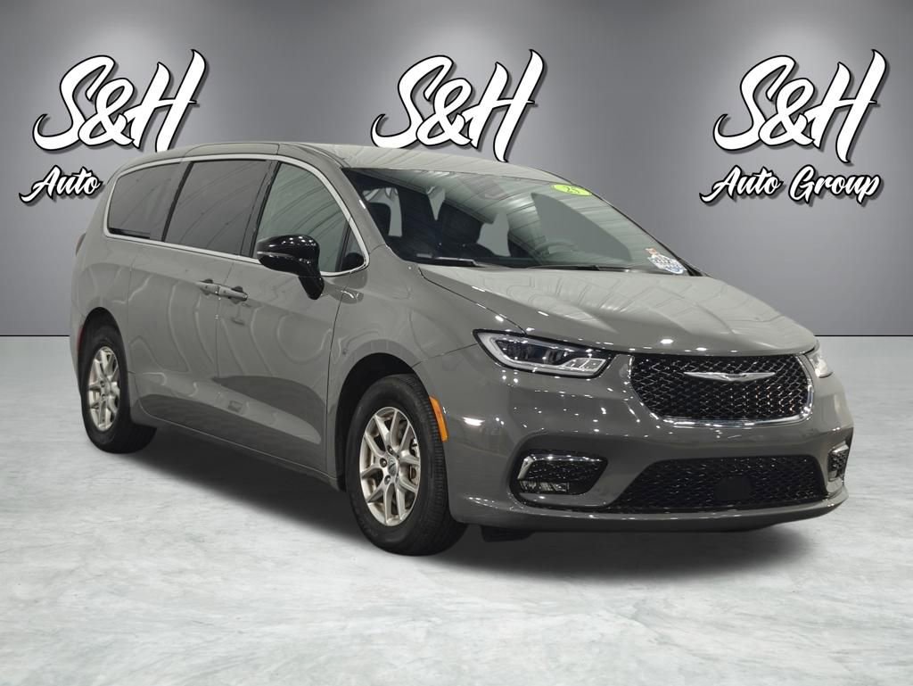 Used 2025 Chrysler Pacifica Select image 2