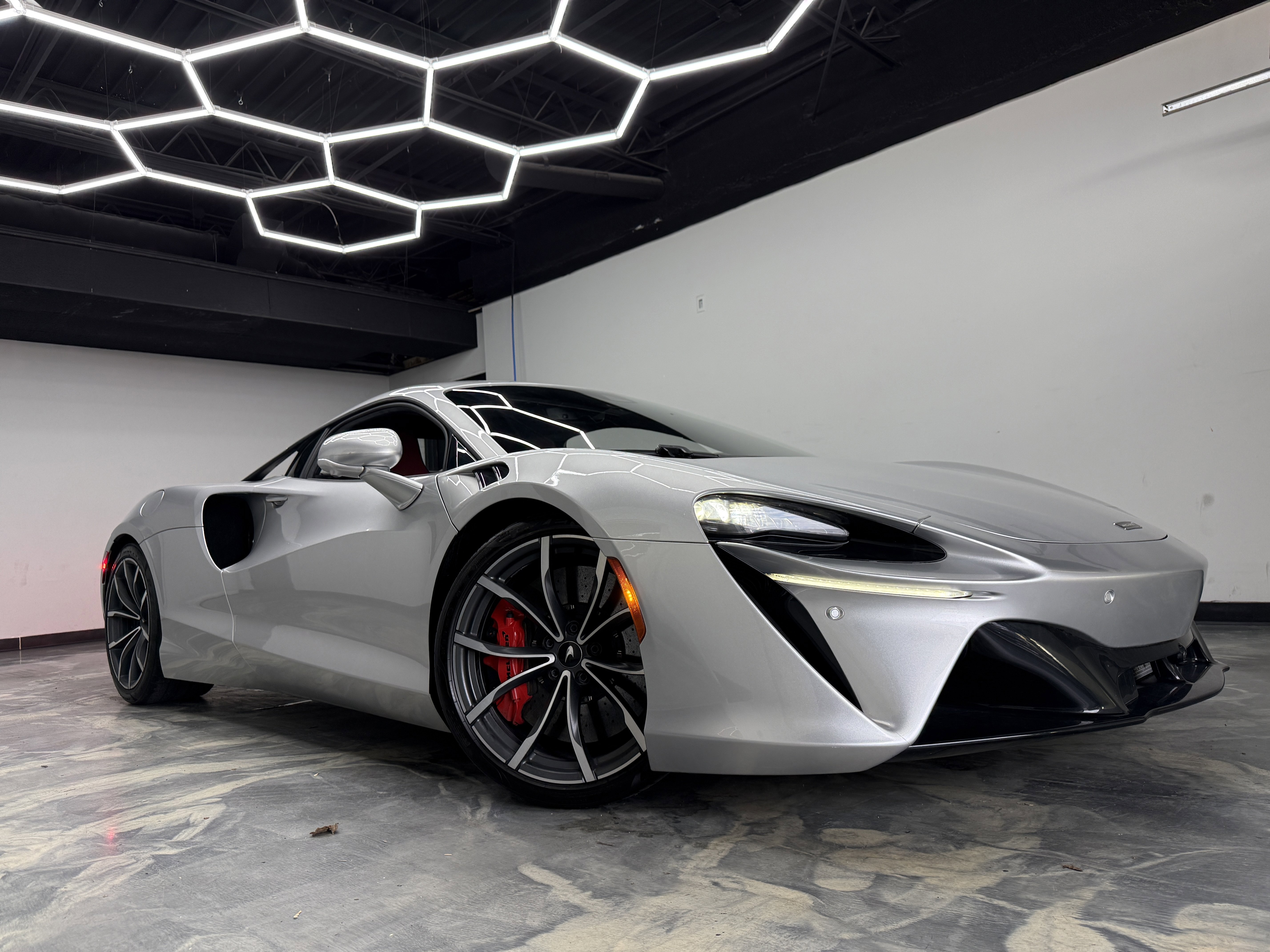 Used 2023 McLaren Artura image 12