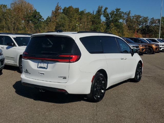 New 2027 Chrysler Pacifica Limited w/ Family Tech Group AWD/4WD image 4