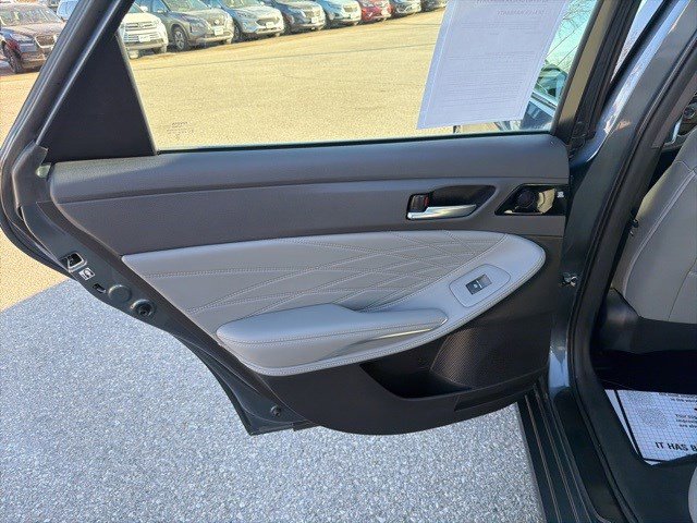 Used 2019 Toyota Avalon Limited FWD image 11