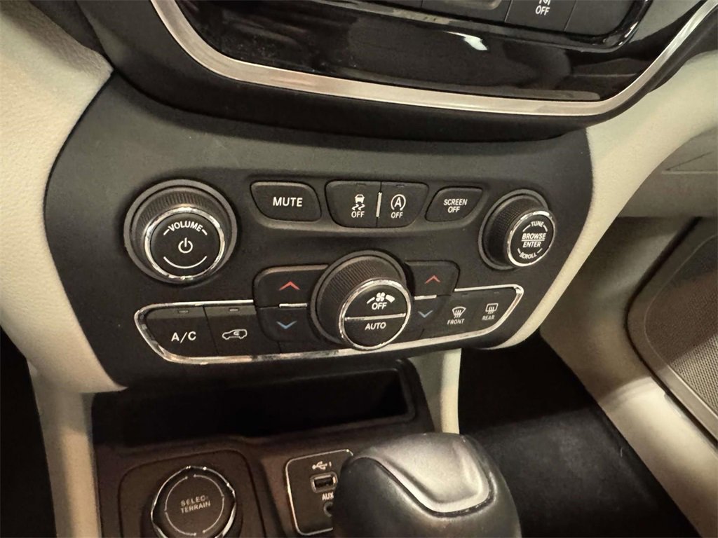 Used 2021 Jeep Cherokee Limited image 24