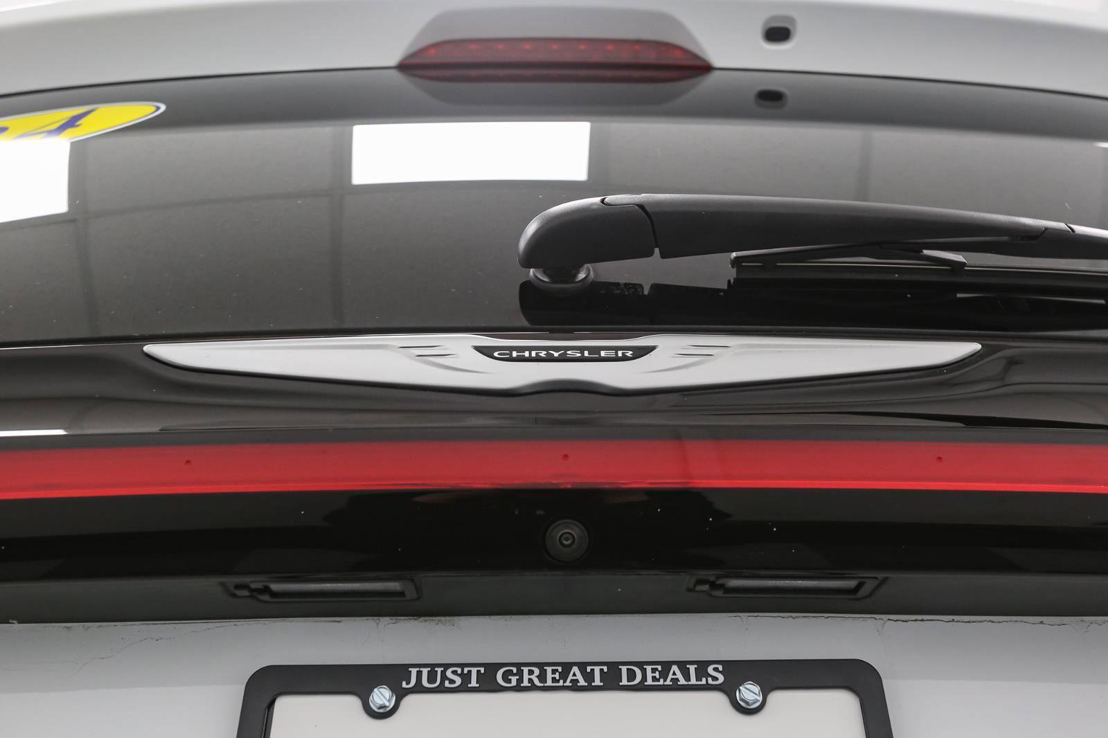 Used 2024 Chrysler Pacifica Touring-L image 11