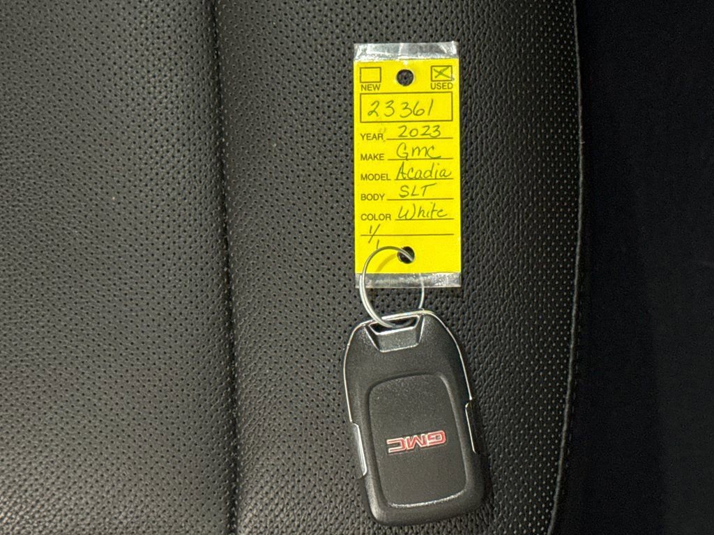 Used 2023 GMC Acadia SLT image 44