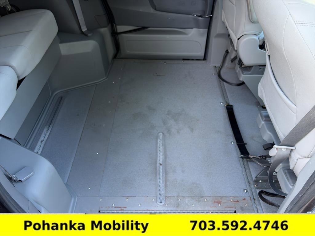 Used 2020 Toyota Sienna XLE w/ XLE Navigation Package FWD image 14