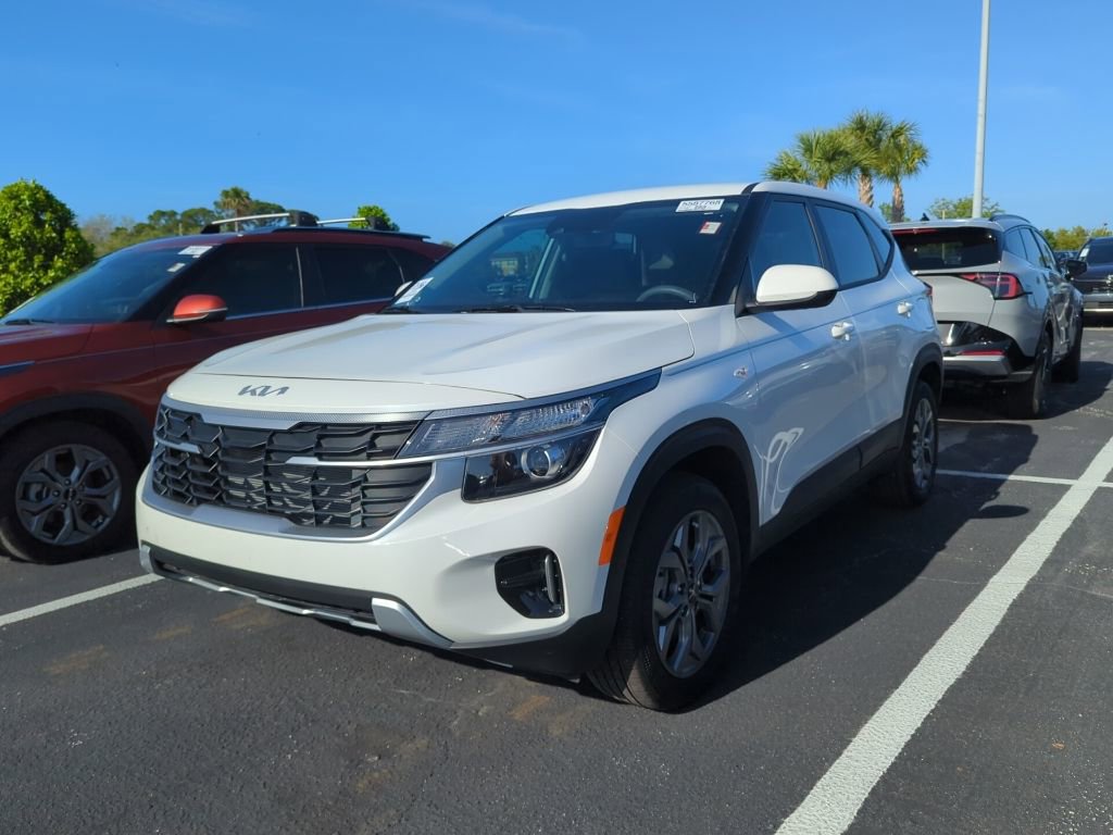 Certified 2025 Kia Seltos LX image 3