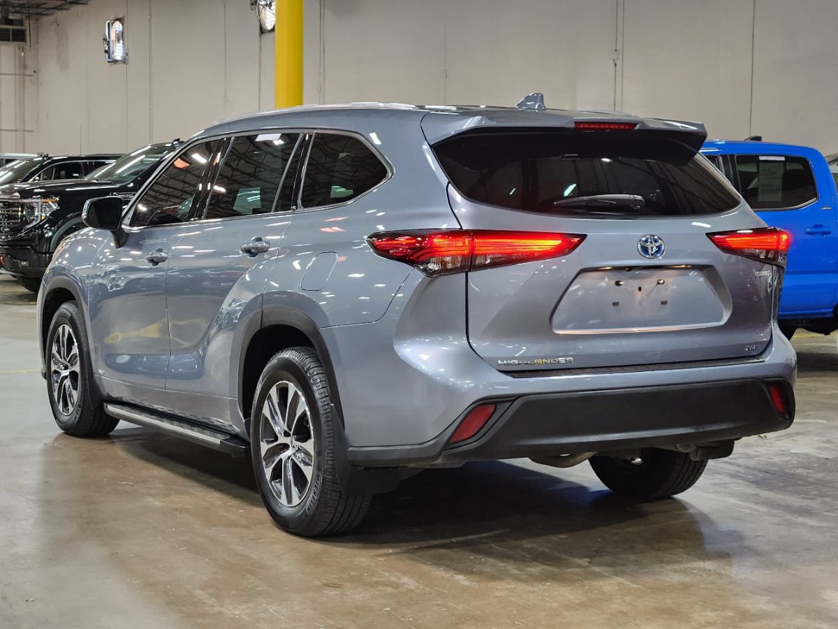 Used 2022 Toyota Highlander XLE AWD/4WD image 11