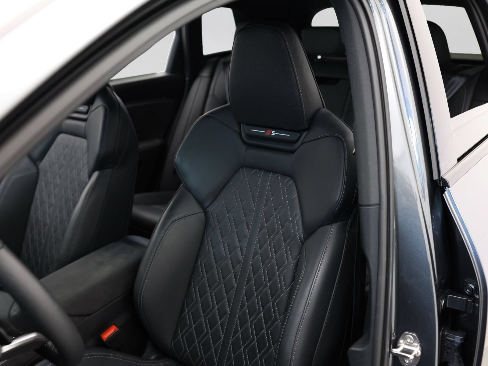 Used 2025 Audi SQ6 e-tron Prestige w/ Black Optic Package AWD/4WD image 5