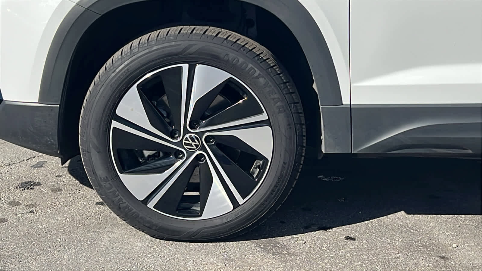 Used 2025 Volkswagen Taos SE image 9