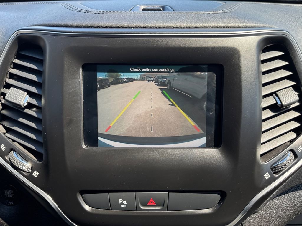 Used 2019 Jeep Cherokee Latitude Plus w/ Comfort/Convenience Group AWD/4WD image 18