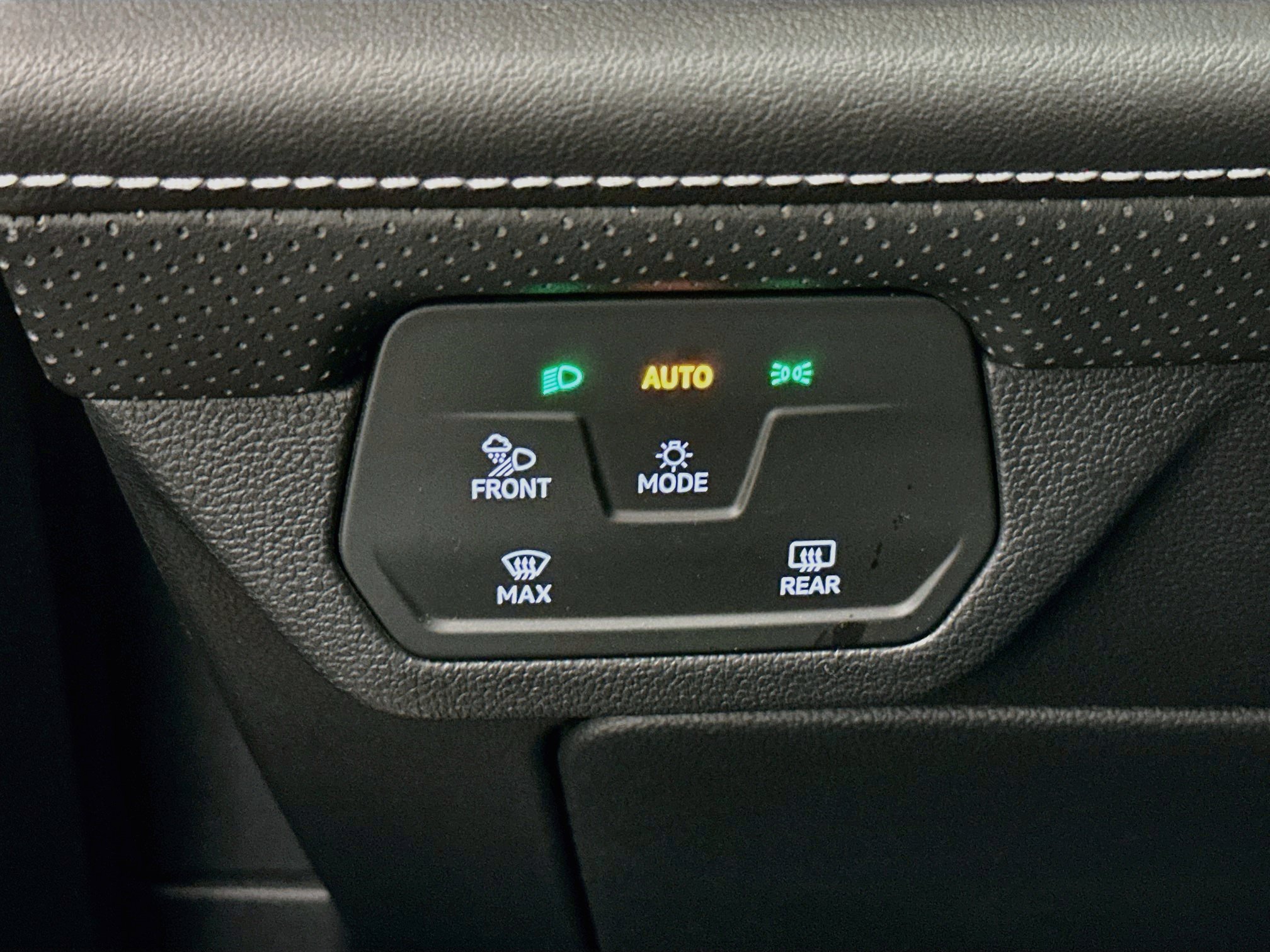 Used 2025 Volkswagen Atlas SE AWD/4WD image 17
