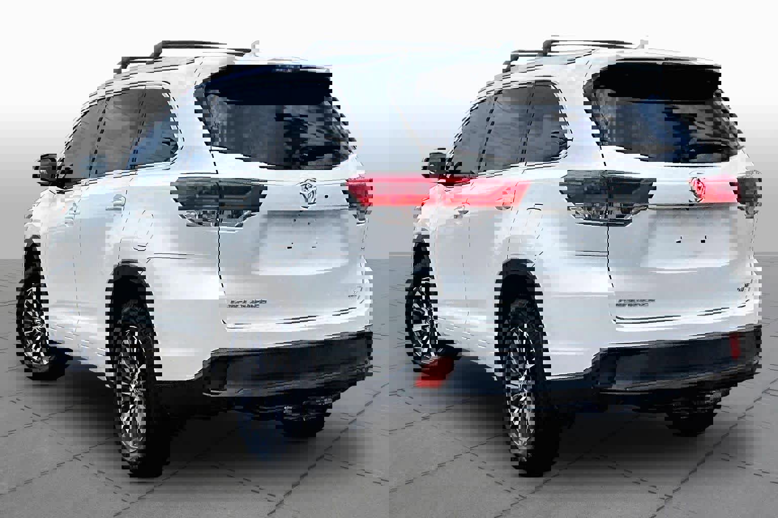 Used 2018 Toyota Highlander XLE FWD image 12