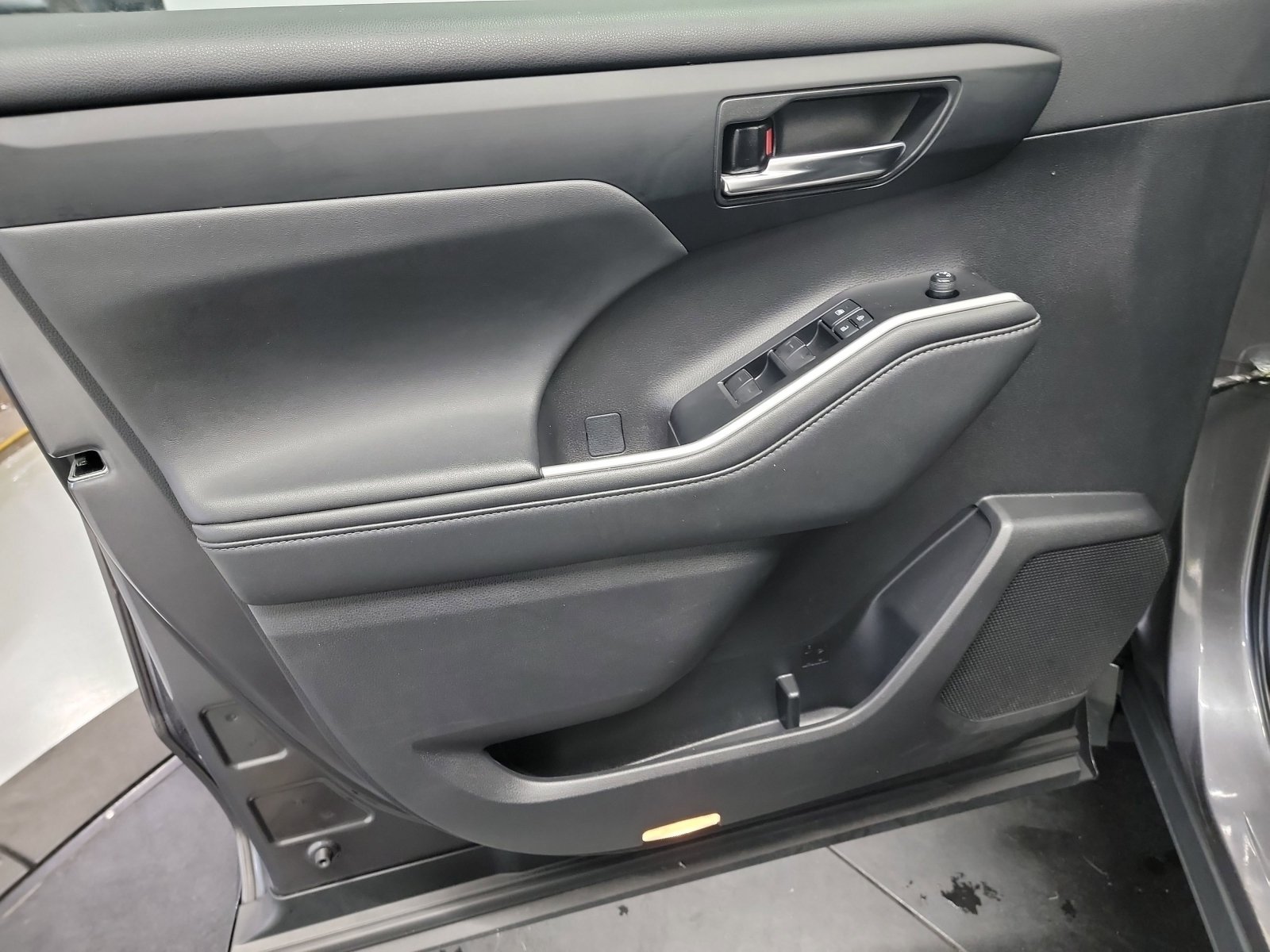 Used 2022 Toyota Highlander XLE AWD/4WD image 13