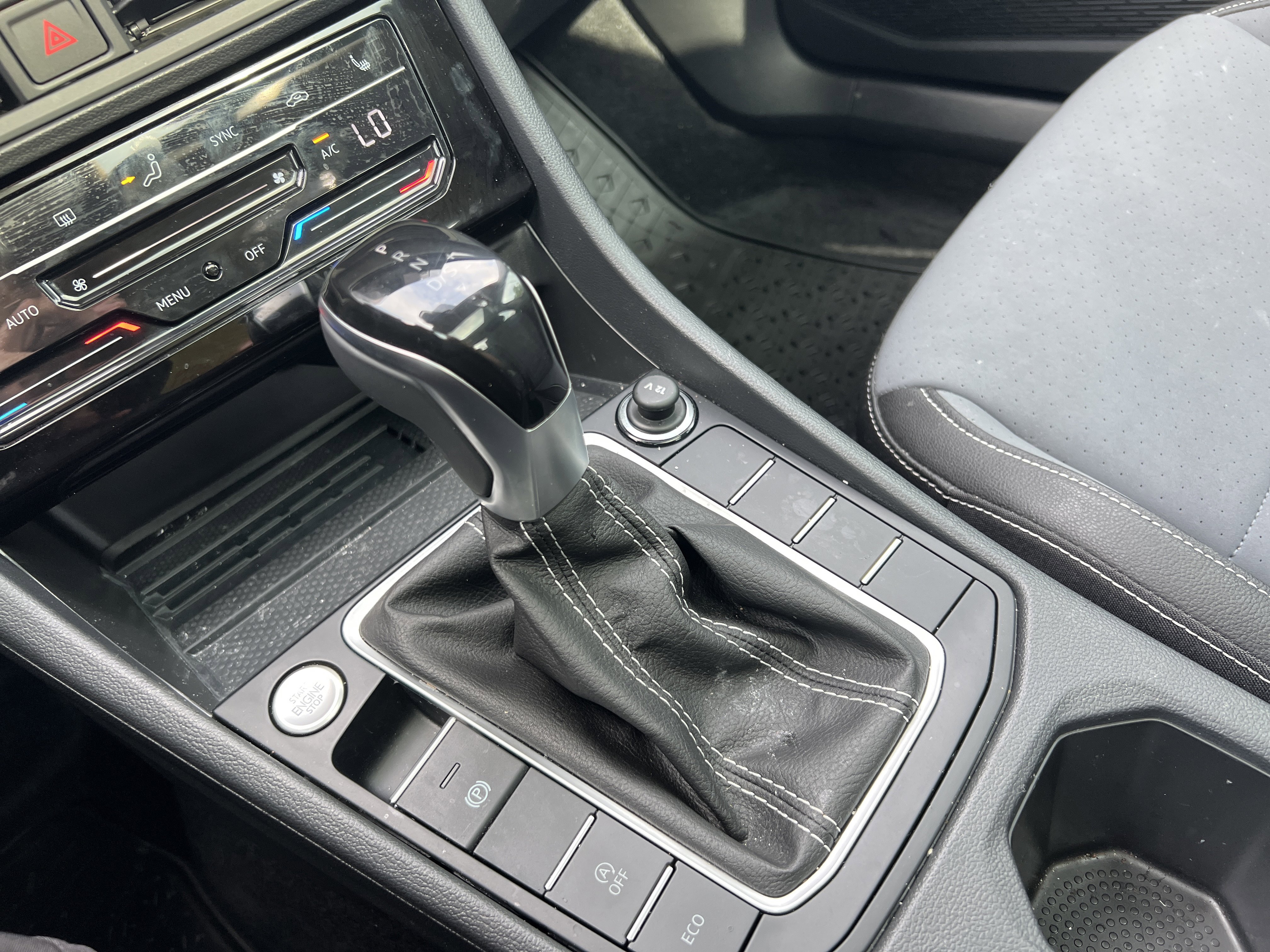 Used 2025 Volkswagen Jetta SE FWD image 23
