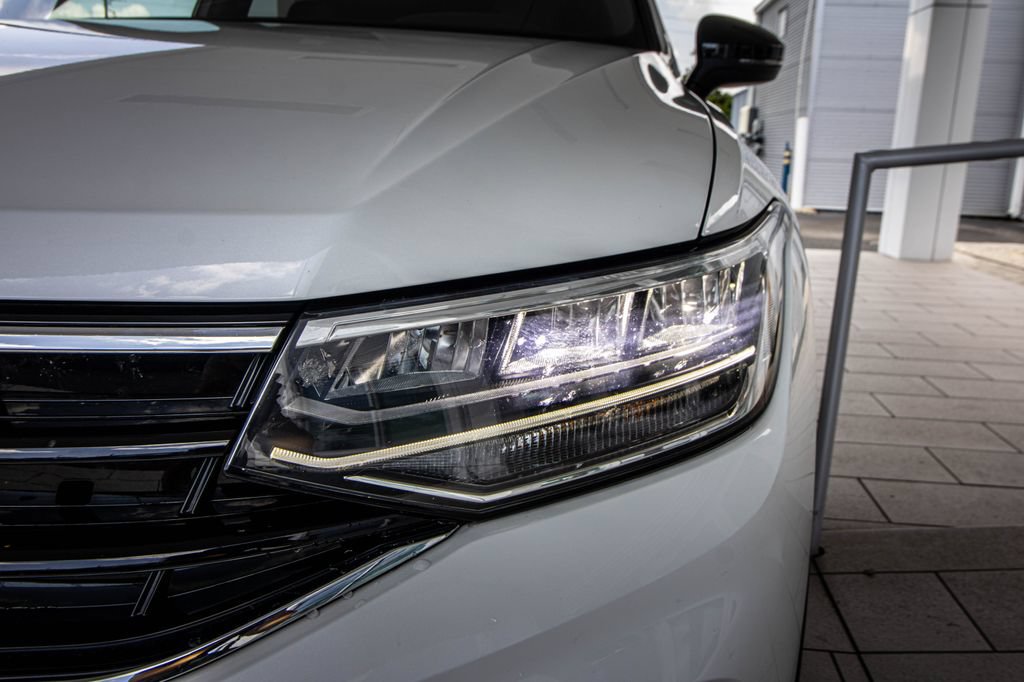 Certified 2023 Volkswagen Tiguan SE R-Line FWD image 7