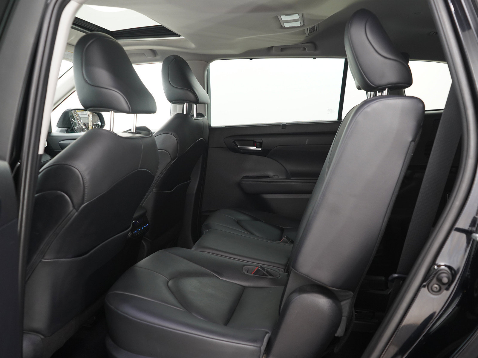 Used 2020 Toyota Highlander XLE AWD/4WD image 16