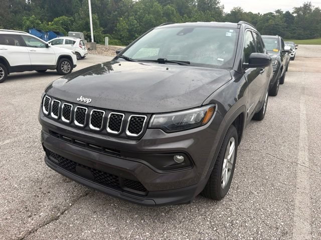 Used 2024 Jeep Compass Latitude AWD/4WD image 2