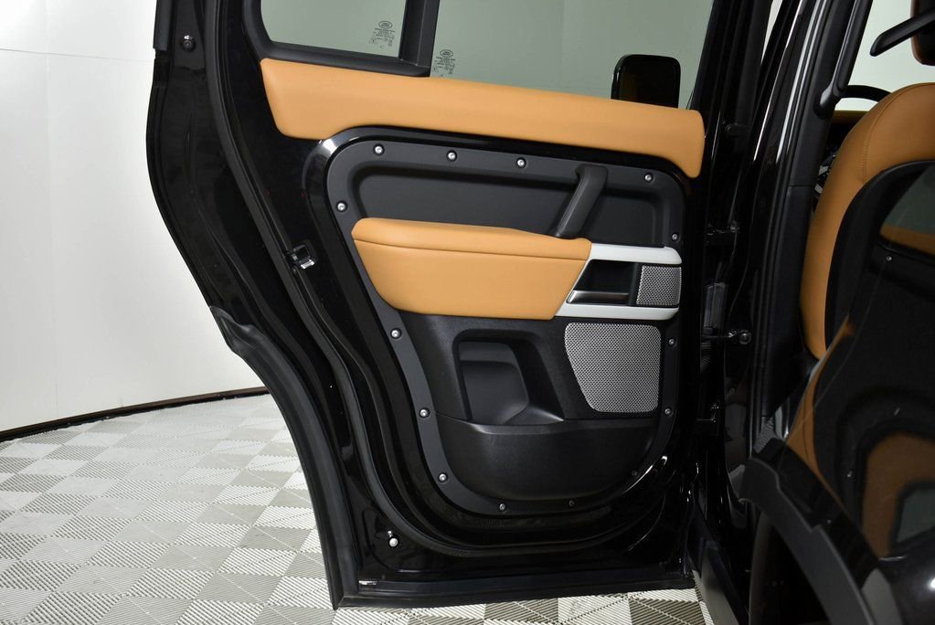 Used 2024 Land Rover Defender 130 S image 23