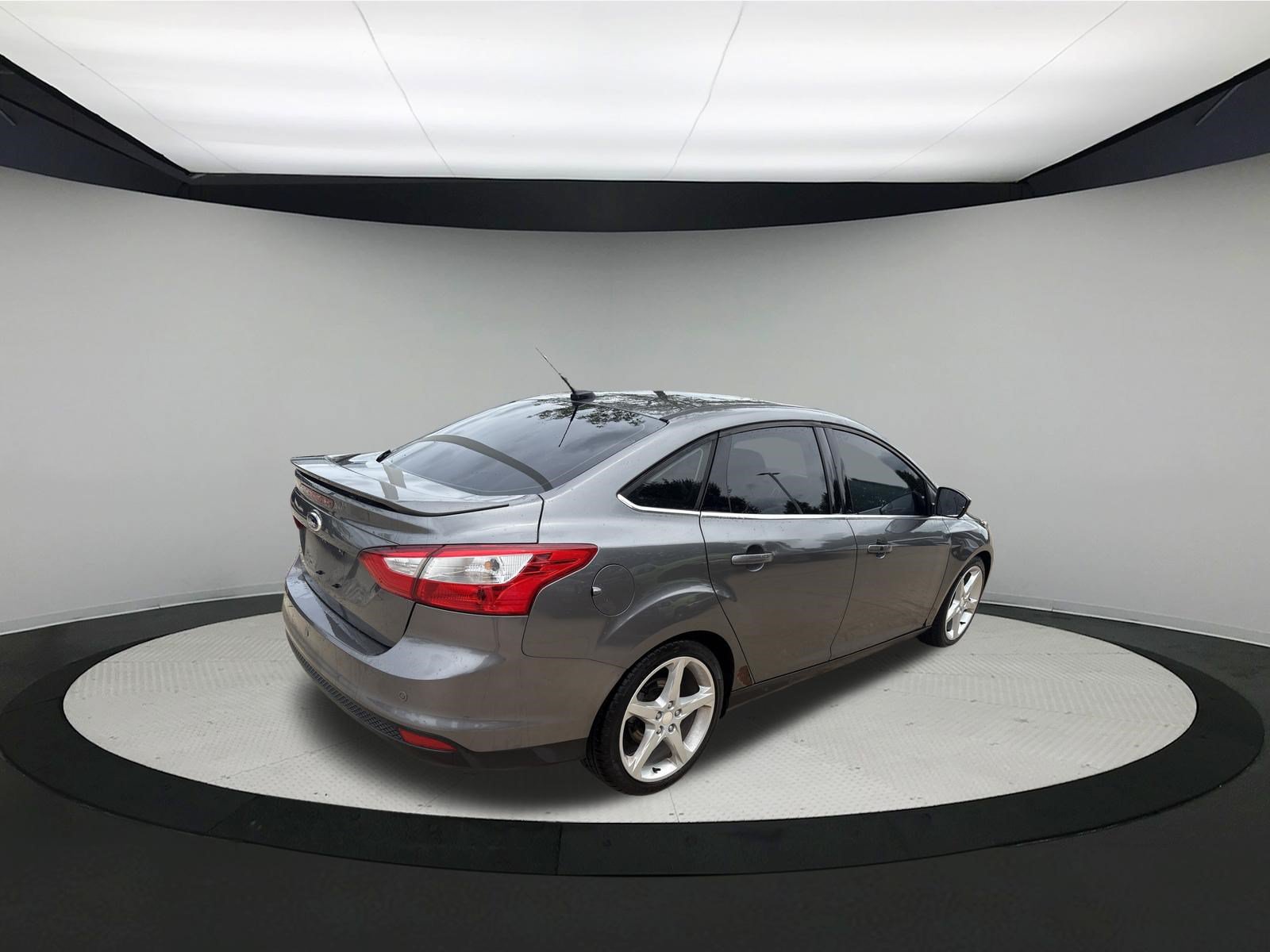 Used 2013 Ford Focus Titanium w/ Titanium Handling Pkg FWD image 5