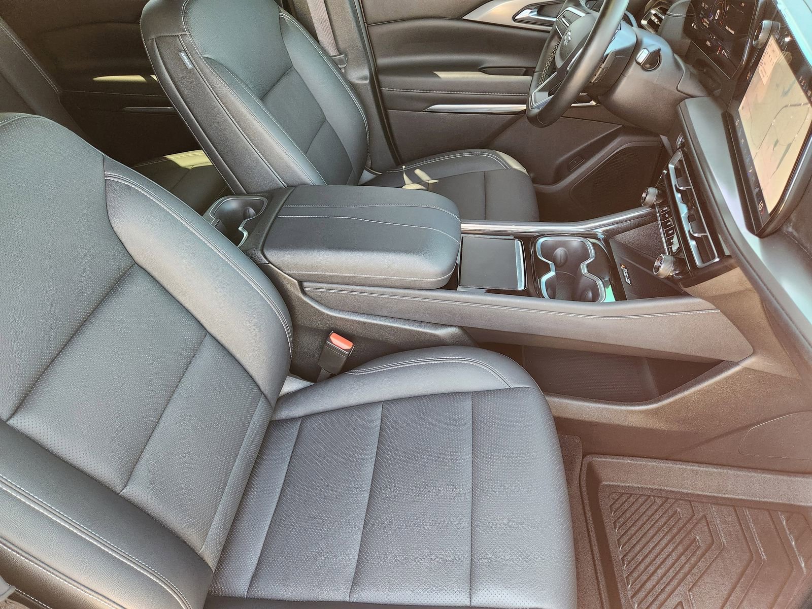 Used 2024 Chevrolet Traverse LT w/ Midnight/Sport Edition image 18