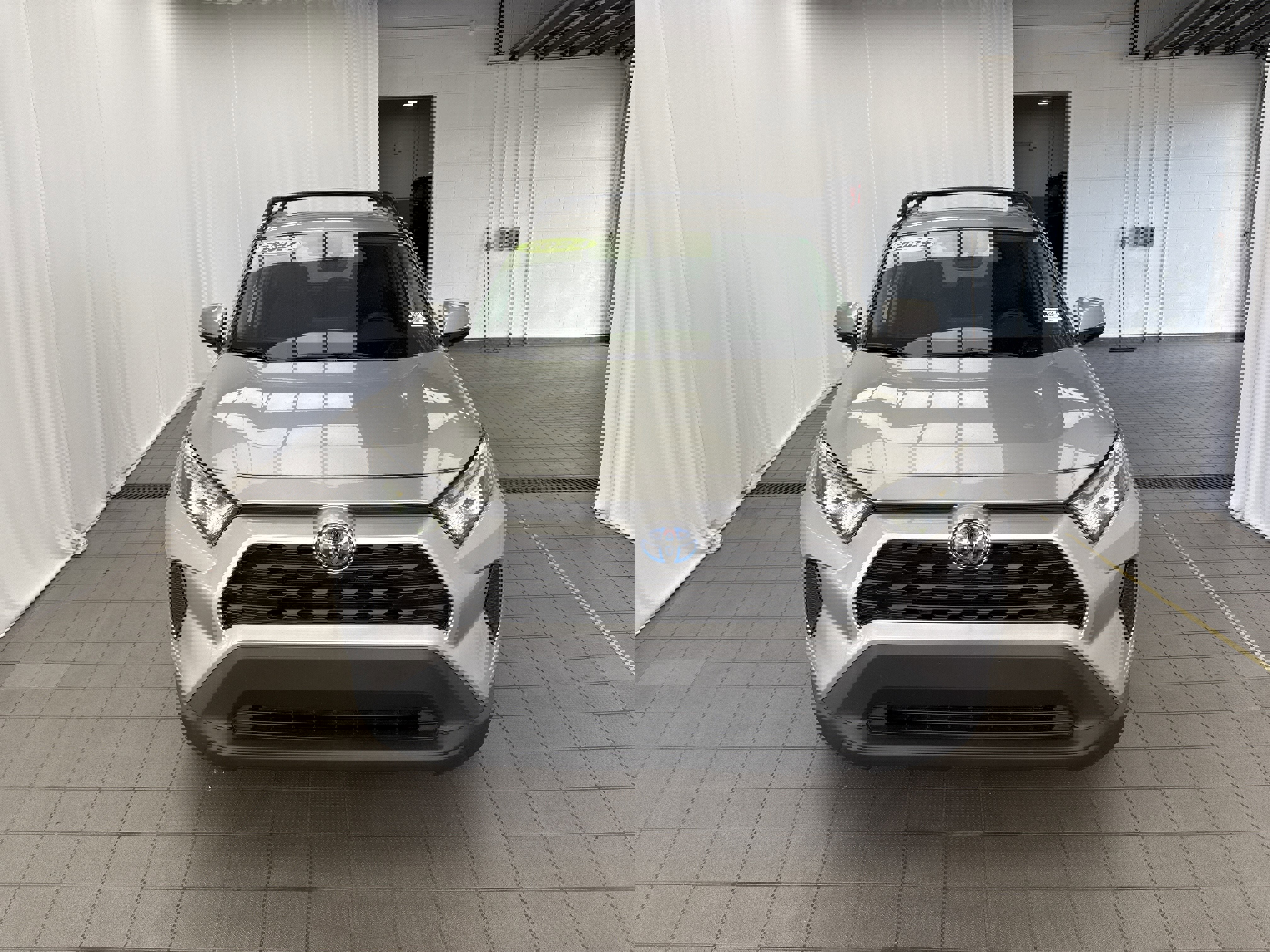 Used 2024 Toyota RAV4 XLE w/ Convenience Package image 2