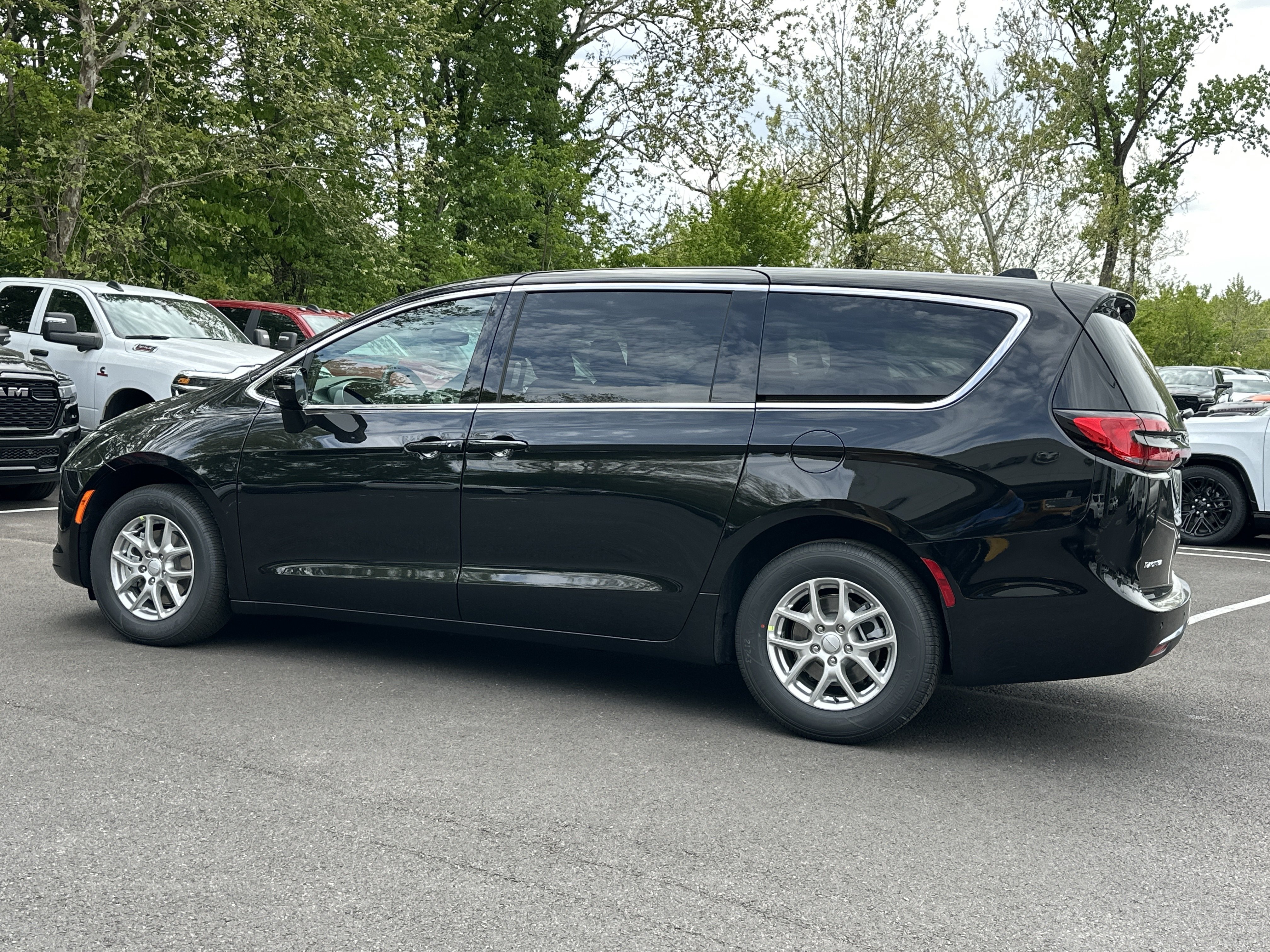 New 2027 Chrysler Pacifica Select w/ Family Tech Group FWD image 23