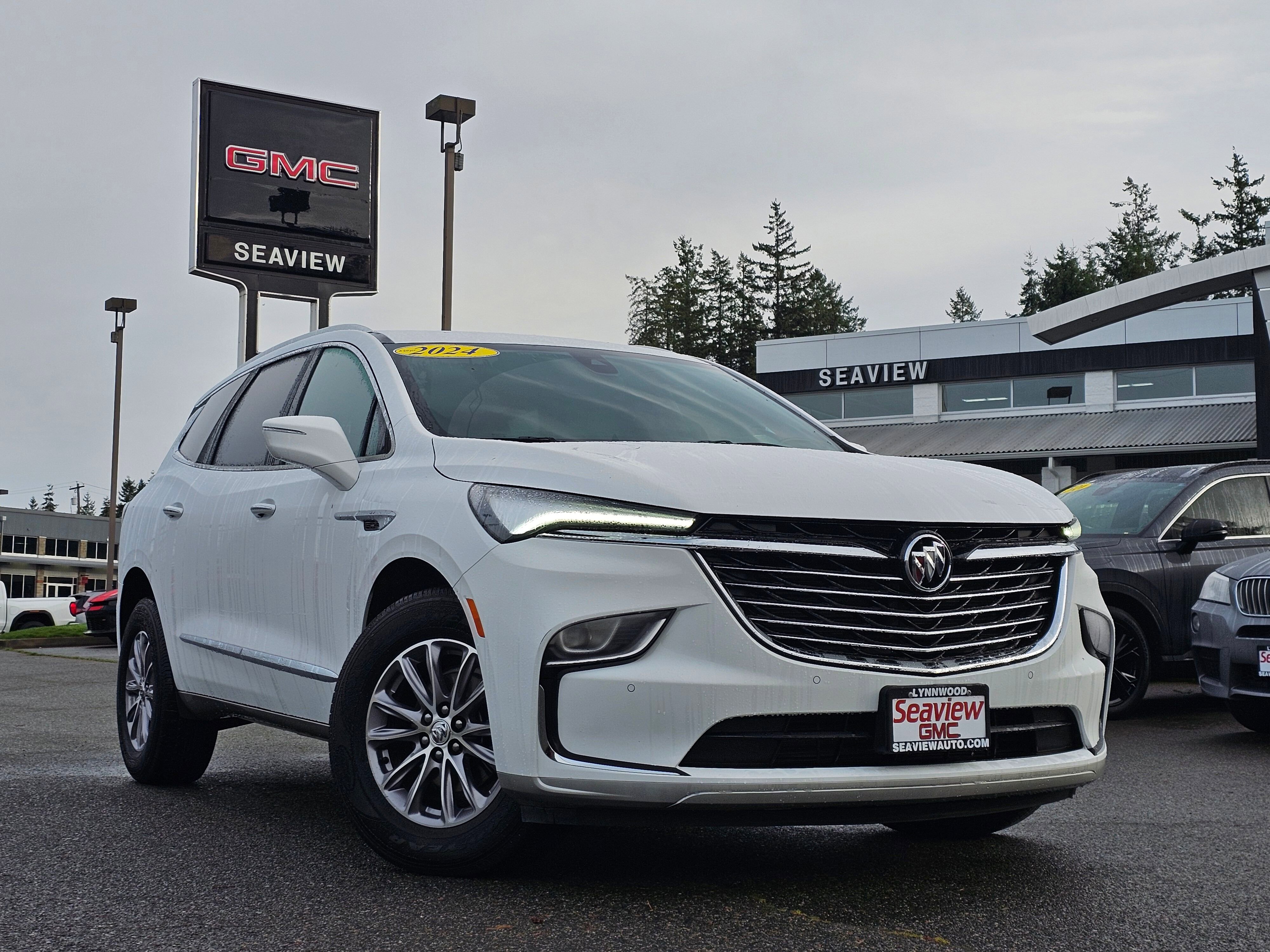 Used 2024 Buick Enclave Essence image 1