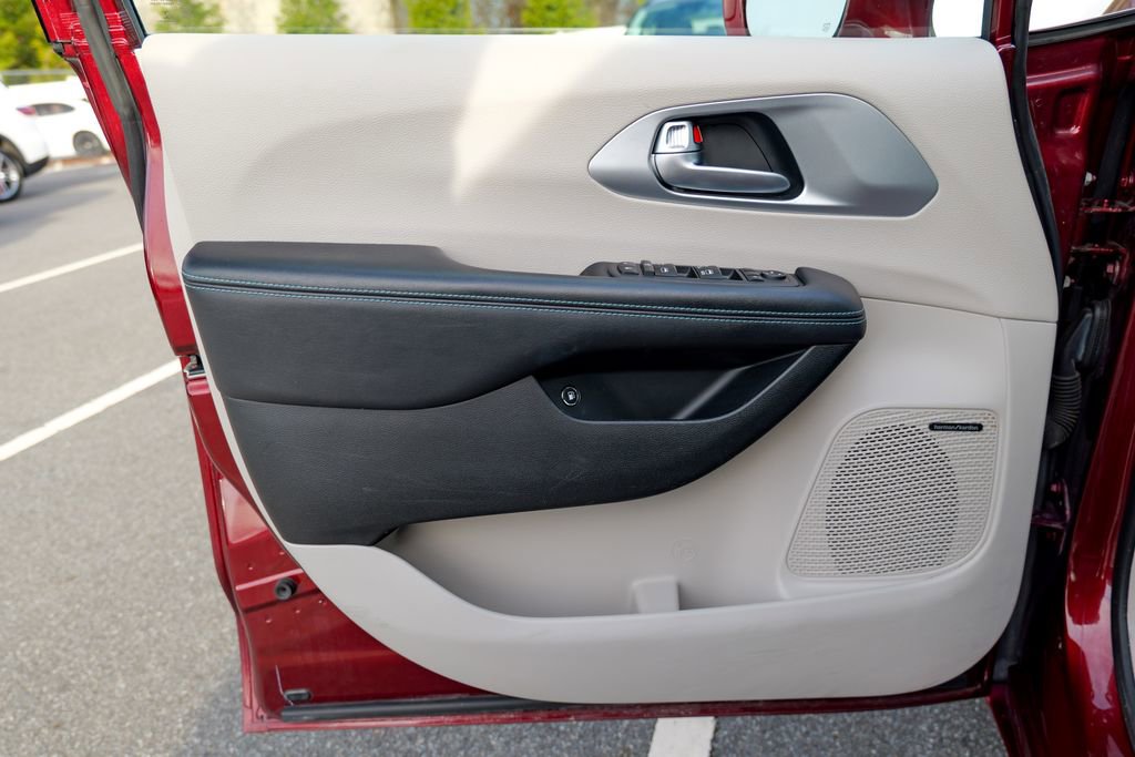 Used 2018 Chrysler Pacifica Limited w/ Advanced Safetytec Group image 17