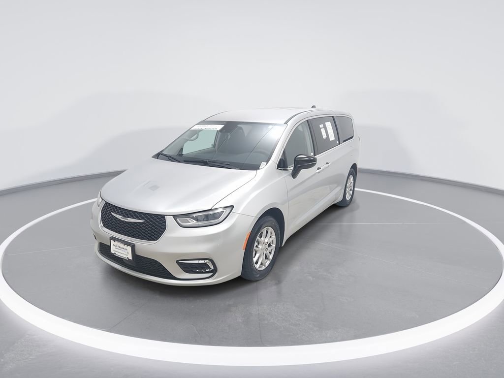 Used 2024 Chrysler Pacifica Touring-L FWD image 3