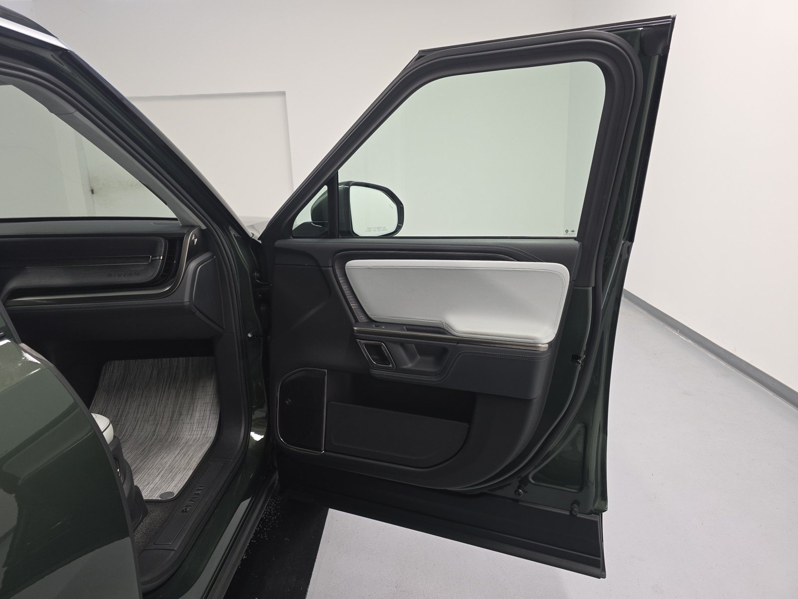 Used 2024 Rivian R1S Adventure AWD/4WD image 18